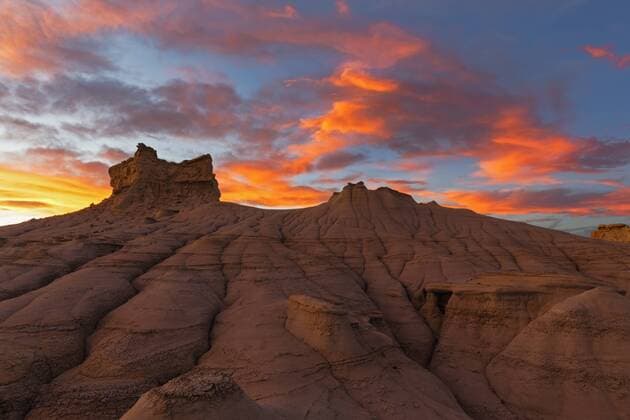 USA, New Mexico, San Juan Basin, Valley of Dreams, Badlands, Ah-shi-sle-pah Wash, sandstone rock formation, hoodoos at dusk  FOF09173