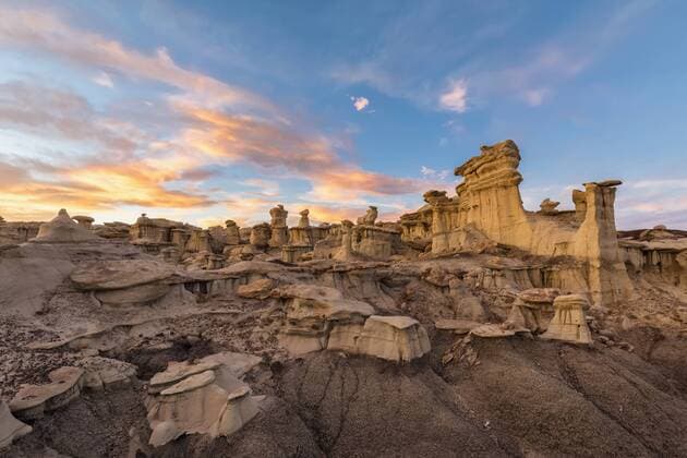 USA, New Mexico, San Juan Basin, Valley of Dreams, Badlands, Ah-shi-sle-pah Wash, sandstone rock formation, hoodoos at dusk  FOF09182