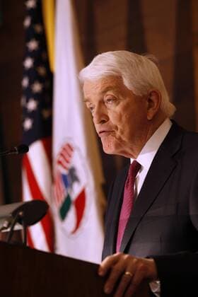 President of the US Chamber of Commerce Thomas J. Donohue speaks during a conference at the Industries Club in Mexico City, Mexico, 24 April 2017. Donohue agreed on an update of the North America Free Trade Agreement (NAFTA) as long as the millions of jobs created by the agreement are not put at risk. THE US CHAMBER OF COMMERCE ADVOCATES FOR NAFTA UPDATE !ACHTUNG: NUR REDAKTIONELLE NUTZUNG!  Copyright: xJorgexNúnezx MEX001 20170424-636286616626688125
