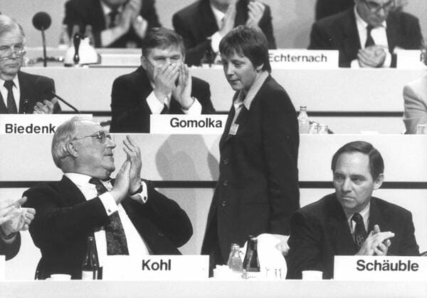 CDU-Parteitag in Dresden. CDU - Parteichef Bundeskanzler Helmut Kohl mit seiner Stellvertreterin Angela Merkel, daneben der CDU CSU-Fraktionsvorsitzender Wolfgang Schaeuble. Dresden 15.12.1991, Dresden Deutschland Copyright: xThomasxImox