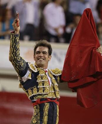 Mexican Bullfighter Arturo Macías celebrates after performing with his third bull of the afternoon Dentro del Corazon , 515 Kg., during the fifth corrida of the National Fair of San Marcos 2017 in Aguascalientes, Mexico, 25 April 2017. National Fair of San Marcos 2017 !ACHTUNG: NUR REDAKTIONELLE NUTZUNG!  Copyright: xMarioxGuzmánx MEX14 20170426-636287811079959691