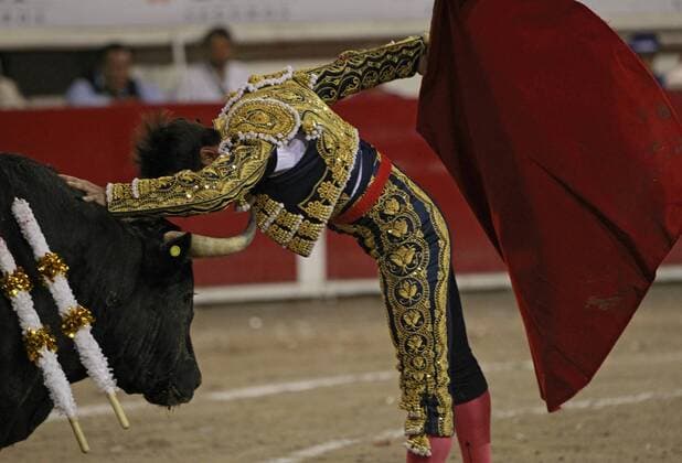 Mexican Bullfighter Arturo Macías performs with his third bull of the afternoon Dentro del Corazon , 515 Kg., during the fifth corrida of the National Fair of San Marcos 2017 in Aguascalientes, Mexico, 25 April 2017. National Fair of San Marcos 2017 !ACHTUNG: NUR REDAKTIONELLE NUTZUNG!  Copyright: xMarioxGuzmánx MEX10 20170426-636287811095871589