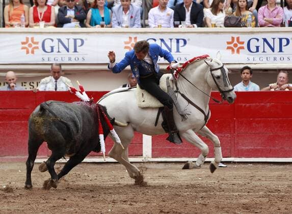 Spanish Rejoneador Pablo Hermoso performs with his first bull of the afternoon Tule , 482 Kg., during the fifth corrida of the National Fair of San Marcos 2017 in Aguascalientes, Mexico, 25 April 2017. National Fair of San Marcos 2017 !ACHTUNG: NUR REDAKTIONELLE NUTZUNG!  Copyright: xMarioxGuzmánx MEX34 20170426-636287868342083602