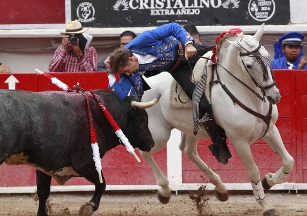 Spanish Rejoneador Pablo Hermoso performs with his first bull of the afternoon Tule , 482 Kg., during the fifth corrida of the National Fair of San Marcos 2017 in Aguascalientes, Mexico, 25 April 2017. National Fair of San Marcos 2017 !ACHTUNG: NUR REDAKTIONELLE NUTZUNG!  Copyright: xMarioxGuzmánx MEX35 20170426-636287868357215408