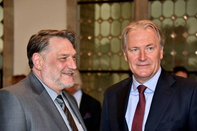 Dr. Günter Herzog, Leiter des Zentralarchiv des internationalen Kunsthandels ZADIK e.V und Gerald Böse, der Vorsitzende der Geschäftsführung der Koelnmesse, l-r, am 26.04.2017 in Köln bei der Verleihung des ART Cologne Preis 2017 vom Bundesverband Deutscher Galerien und Kunsthändler e.V. und der Kölnmesse an Dr. Günter Herzog, Leiter des Zentralarchiv des internationalen Kunsthandels ZADIK e.V. im Hansasaal des historischen Rathaus Köln.