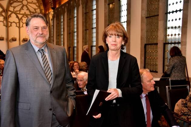 Dr. Günter Herzog, Leiter des Zentralarchiv des internationalen Kunsthandels ZADIK e.V und Henriette Reker, Oberbürgermeisterin der Stadt Köln redet am 26.04.2017 in Köln bei der Verleihung des ART Cologne Preis 2017 vom Bundesverband Deutscher Galerien und Kunsthändler e.V. und der Kölnmesse an Dr. Günter Herzog, Leiter des Zentralarchiv des internationalen Kunsthandels ZADIK e.V. im Hansasaal des historischen Rathaus Köln.