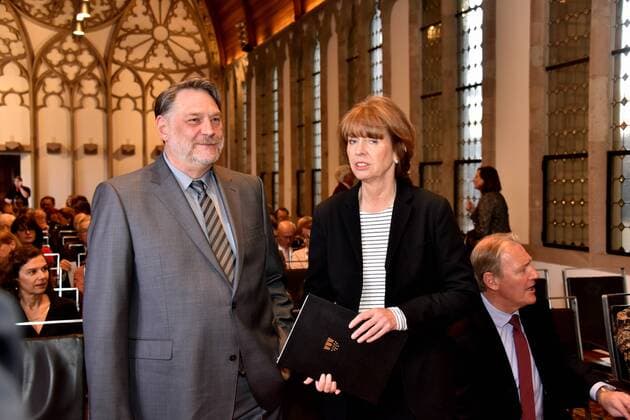 Dr. Günter Herzog, Leiter des Zentralarchiv des internationalen Kunsthandels ZADIK e.V und Henriette Reker, Oberbürgermeisterin der Stadt Köln redet am 26.04.2017 in Köln bei der Verleihung des ART Cologne Preis 2017 vom Bundesverband Deutscher Galerien und Kunsthändler e.V. und der Kölnmesse an Dr. Günter Herzog, Leiter des Zentralarchiv des internationalen Kunsthandels ZADIK e.V. im Hansasaal des historischen Rathaus Köln.