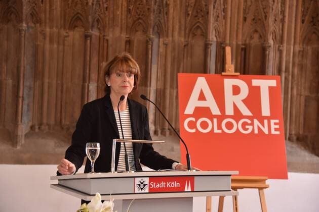Henriette Reker, Oberbürgermeisterin der Stadt Köln redet am 26.04.2017 in Köln bei der Verleihung des ART Cologne Preis 2017 vom Bundesverband Deutscher Galerien und Kunsthändler e.V. und der Kölnmesse an Dr. Günter Herzog, Leiter des Zentralarchiv des internationalen Kunsthandels ZADIK e.V. im Hansasaal des historischen Rathaus Köln.