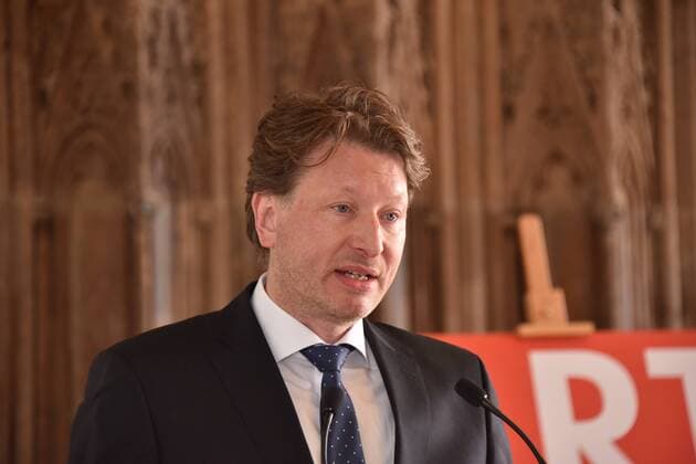 Kristian Jarmuschek, Vorsitzender des Bundesverband Deutscher Galerien und Kunsthändler e.V. am 26.04.2017 in Köln bei der Verleihung des ART Cologne Preis 2017 vom Bundesverband Deutscher Galerien und Kunsthändler e.V. und der Kölnmesse an Dr. Günter Herzog, Leiter des Zentralarchiv des internationalen Kunsthandels ZADIK e.V. im Hansasaal des historischen Rathaus Köln.