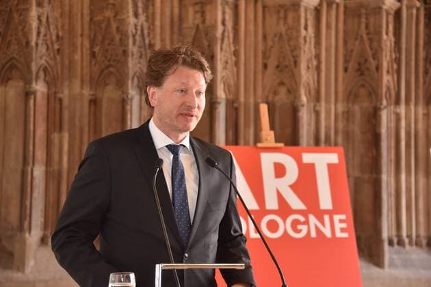 Kristian Jarmuschek, Vorsitzender des Bundesverband Deutscher Galerien und Kunsthändler e.V. am 26.04.2017 in Köln bei der Verleihung des ART Cologne Preis 2017 vom Bundesverband Deutscher Galerien und Kunsthändler e.V. und der Kölnmesse an Dr. Günter Herzog, Leiter des Zentralarchiv des internationalen Kunsthandels ZADIK e.V. im Hansasaal des historischen Rathaus Köln.