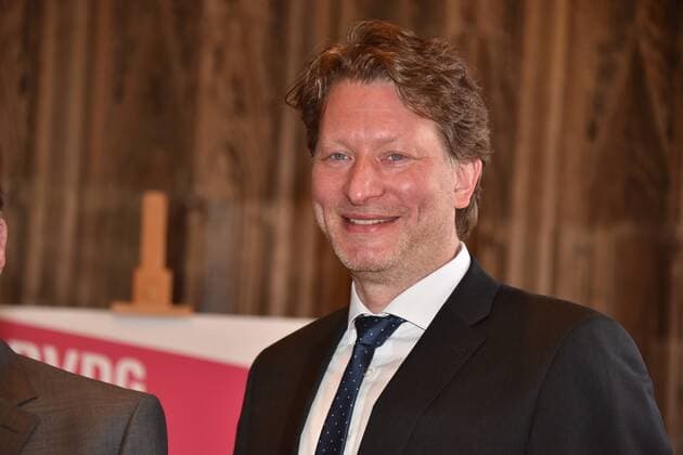Kristian Jarmuschek, Vorsitzender des Bundesverband Deutscher Galerien und Kunsthändler e.V. am 26.04.2017 in Köln bei der Verleihung des ART Cologne Preis 2017 vom Bundesverband Deutscher Galerien und Kunsthändler e.V. und der Kölnmesse an Dr. Günter Herzog, Leiter des Zentralarchiv des internationalen Kunsthandels ZADIK e.V. im Hansasaal des historischen Rathaus Köln.