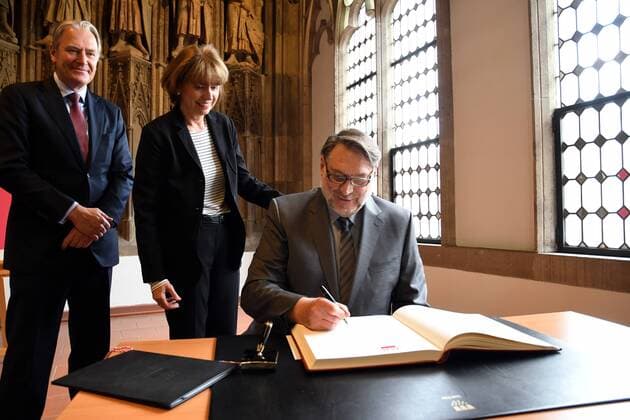 Gerald Böse, Geschäftführer Köln Messe, l-r, Henriette Reker, Oberbürgermeisterin der Stadt Köln und Dr. Günter Herzog, Leiter des Zentralarchiv des internationalen Kunsthandels ZADIK e.V. trägt sich in das goldene Buch ein am 26.04.2017 in Köln bei der Verleihung des ART Cologne Preis 2017 vom Bundesverband Deutscher Galerien und Kunsthändler e.V. und der Kölnmesse an Dr. Günter Herzog, Leiter des Zentralarchiv des internationalen Kunsthandels ZADIK e.V. im Hansasaal des historischen Rathaus Köln.