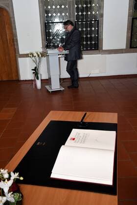 Dr. Günter Herzog, Leiter des Zentralarchiv des internationalen Kunsthandels ZADIK e.V. und das goldene Buch am 26.04.2017 in Köln bei der Verleihung des ART Cologne Preis 2017 vom Bundesverband Deutscher Galerien und Kunsthändler e.V. und der Kölnmesse an Dr. Günter Herzog, Leiter des Zentralarchiv des internationalen Kunsthandels ZADIK e.V. im Hansasaal des historischen Rathaus Köln.