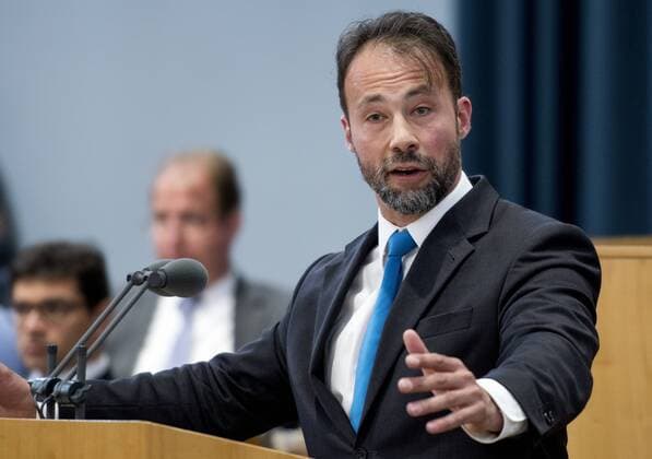Sondersitzung Hahn-Gesetz im Landtag Rheinland-Pfalz Jan Bollinger, Parlamentarischer Geschäftsführer und wirtschaftspolitischer Sprecher der AFD (Alternative für Deutschland) im rheinland-pfälzischen Landtag, aufgenommen am am Mittwoch (26.04.2017) während der Debatte zum Hahn-Gesetz im Landtag von Rheinland-Pfalz in Mainz. In der Sondersitzung entschieden die Abgeordneten über den Verkauf des Flughafens Hahn an die chinesische HNA Airport Group GmbH und die pfälzische Firma ADC. Foto: Torsten Silz Mainz Rheinland-Pfalz Deutschland