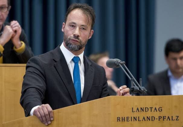 Sondersitzung Hahn-Gesetz im Landtag Rheinland-Pfalz Jan Bollinger, Parlamentarischer Geschäftsführer und wirtschaftspolitischer Sprecher der AFD (Alternative für Deutschland) im rheinland-pfälzischen Landtag, aufgenommen am am Mittwoch (26.04.2017) während der Debatte zum Hahn-Gesetz im Landtag von Rheinland-Pfalz in Mainz. In der Sondersitzung entschieden die Abgeordneten über den Verkauf des Flughafens Hahn an die chinesische HNA Airport Group GmbH und die pfälzische Firma ADC. Foto: Torsten Silz Mainz Rheinland-Pfalz Deutschland