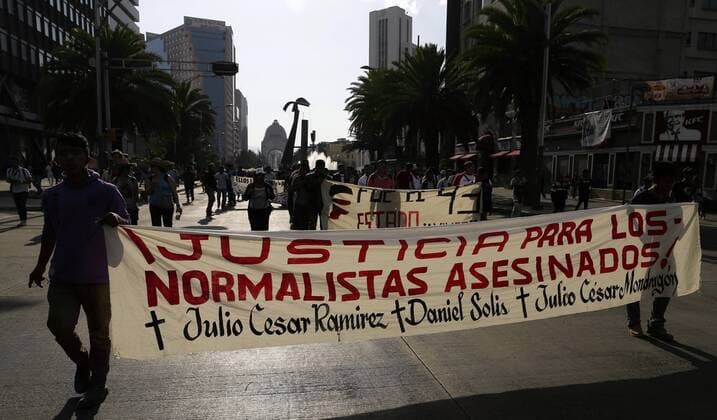 Parents of the 43 disappeared students from Ayotzinapa accompanied by students and activists march in Mexico City, Mexico, 26 April 2017. After 31 months of the disappearance of the youth authorities reiterated that the investigations will continue until the responsibles be arrested. EFE Jose Mendez PARENTS OF THE 43 OF AYOTZINAPA ASK JUSTICE AFTER 31 MONTHS OF DISAPPEARANCE !ACHTUNG: NUR REDAKTIONELLE NUTZUNG!  Copyright: xJoséxMéndezx MEX51 20170427-636288627615348673