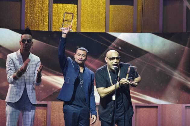 Members of the music band Gente de Zona receives the Tropical Artist of the Year award during the Billboard Latin Music Awards at the Warsco Center of Miami University in Coral Gables, Florida, United States, 27 April 2017. BILLBOARD LATIN MUSIC AWARDS !ACHTUNG: NUR REDAKTIONELLE NUTZUNG!  Copyright: xGastonxDexCardenasx BIL001 20170428-636289487781215574