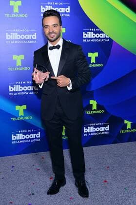 Puerto Rican singer Luis Fonsi poses with his award after the Billboard Latin Music Awards at the Warsco Center of Miami University in Coral Gables, Florida, United States, 27 April 2017. BILLBOARD LATIN MUSIC AWARDS !ACHTUNG: NUR REDAKTIONELLE NUTZUNG!  Copyright: xGiorgioxVierax BIL001 20170428-636289541626779353