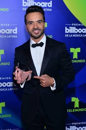 Puerto Rican singer Luis Fonsi poses with his award after the Billboard Latin Music Awards at the Warsco Center of Miami University in Coral Gables, Florida, United States, 27 April 2017. BILLBOARD LATIN MUSIC AWARDS !ACHTUNG: NUR REDAKTIONELLE NUTZUNG!  Copyright: xGiorgioxVierax BIL001 20170428-636289541611179453