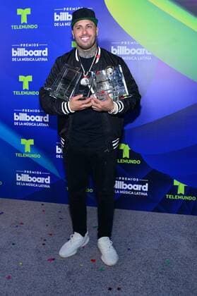 US reaggeton singer Nicky Jam poses with his awards after the Billboard Latin Music Awards at the Warsco Center of Miami University in Coral Gables, Florida, United States, 27 April 2017. BILLBOARD LATIN MUSIC AWARDS !ACHTUNG: NUR REDAKTIONELLE NUTZUNG!  Copyright: xGiorgioxVierax BIL001 20170428-636289555967834469