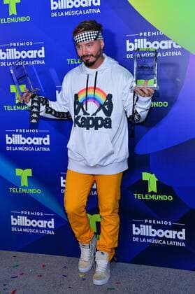 Colombian reaggeton singer J Balvin poses with his awards after the Billboard Latin Music Awards at the Warsco Center of Miami University in Coral Gables, Florida, United States, 27 April 2017. BILLBOARD LATIN MUSIC AWARDS !ACHTUNG: NUR REDAKTIONELLE NUTZUNG!  Copyright: xGiorgioxVierax BIL001 20170428-636289559070634689