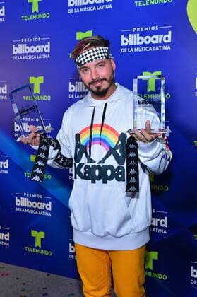 Colombian reaggeton singer J Balvin poses with his awards after the Billboard Latin Music Awards at the Warsco Center of Miami University in Coral Gables, Florida, United States, 27 April 2017. BILLBOARD LATIN MUSIC AWARDS !ACHTUNG: NUR REDAKTIONELLE NUTZUNG!  Copyright: xGiorgioxVierax BIL001 20170428-636289559084986505
