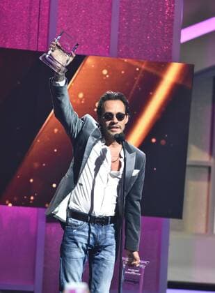 US singer Marc Anthony celebrates after receiving his award during the Billboard Latin Music Awards at the Warsco Center of Miami University in Coral Gables, Florida, United States, 27 April 2017. BILLBOARD LATIN MUSIC AWARDS !ACHTUNG: NUR REDAKTIONELLE NUTZUNG!  Copyright: xGastonxDexCardenasx BIL025 20170428-636289583475619963