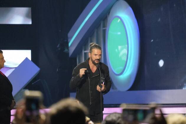 Guatemalan singer Ricardo Arjona celebrates his award, during the Billboard Latin Music Awards at the Warsco Center of Miami University in Coral Gables, Florida, United States, 27 April 2017. BILLBOARD LATIN MUSIC AWARDS !ACHTUNG: NUR REDAKTIONELLE NUTZUNG!  Copyright: xGastonxDexCardenasx BIL001 20170428-636289583512435491