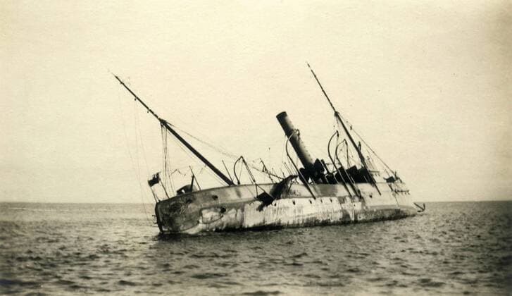 Turkish sunken ship during Italo-Turkish War, Quoz Bay, Saudi Arabia, 1912 x19654x 