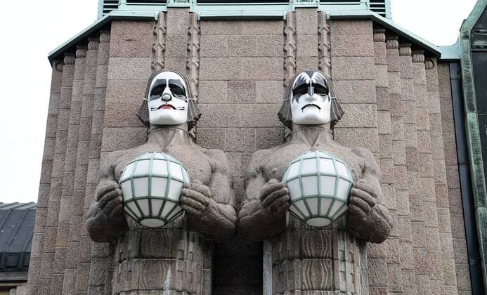 Bilder des Tages Vorbereitungen auf Kiss-Konzert in Helsinki 20170428, Helsinki, Finland Helsingin Rautatieaseman patsaat Kiss -yhtyeen naamiot päässä. Legendaarinen rock yhtye esiintyy ensi viikolla Helsingissä. Legendary American hard rock group Kiss will perform in Helsinki on 4 May 2017. To honour their arrival to Finland the Helsinki Railway station statues got their Kiss masks on this morning. 