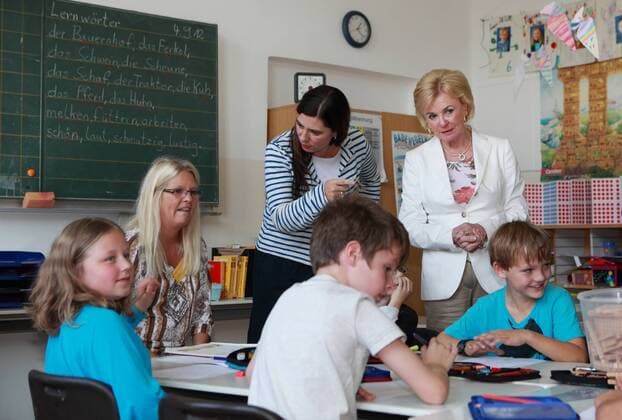 02.11.2012, Berlin, Deutschland - Liz Mohn und Sandra Scheerers, SPD, in der Birger Forell Grundschule. .