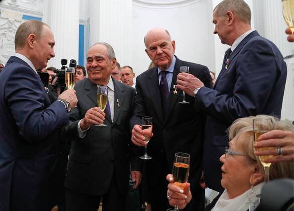 MOSCOW, RUSSIA - APRIL 28, 2017: Russia s President Vladimir Putin, Tatarstan State Counsellor and first President of the Republic of Tatarstan, Mintimer Shaimiev, chief physician of the Ochapovsky Regional Clinical Hospital No 1 (Krasnodar Territory), Vladimir Porkhanov, Sevmash machine-building company fitter Alexei Ivanov, and Soviet and Russian theater and film director, actress, Sovremennik Theatre artistic director Galina Volchek (L-R), drink champagne after an award ceremony to present the Hero of Labour of the Russian Federation medals at Moscow s Kremlin. The Hero of Labour of the Russian Federation title is bestowed on Russian citizens for their contribution to Russia s society, economy, culture, education, industry, and agriculture. Mikhail Metzel TASS TS04A022