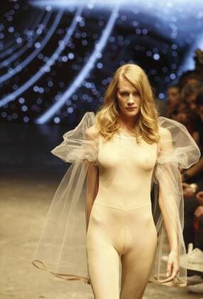 A model takes to the catwalk with a design from the Mexican label Hua during the last day of the Mercedes Benz Mexico city Fashion Week held in Mexico City, Mexico, on 28 April 2017 (issued 29 April 2017). Mexico City Fashion Week !ACHTUNG: NUR REDAKTIONELLE NUTZUNG!  Copyright: xJORGExNUNEZx 20170429-636290645673534551