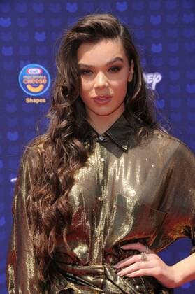 April 29, 2017 - Los Angeles, CA, United States - 29 April 2017 - Los Angeles, California - Hailee Steinfeld. 2017 Radio Disney Music Awards held at Microsoft Theater in Los Angeles. Photo Credit: AdMedia Los Angeles United States - ZUMAa123 20170429_zaa_a123_052 Copyright: xBirdiexThompsonx