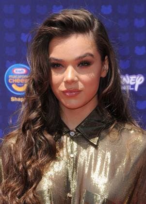 April 29, 2017 - Los Angeles, CA, United States - 29 April 2017 - Los Angeles, California - Hailee Steinfeld. 2017 Radio Disney Music Awards held at Microsoft Theater in Los Angeles. Photo Credit: AdMedia Los Angeles United States - ZUMAa123 20170429_zaa_a123_053 Copyright: xBirdiexThompsonx