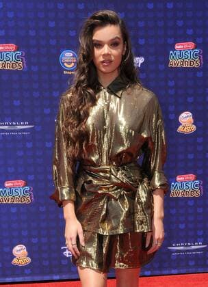 April 29, 2017 - Los Angeles, CA, United States - 29 April 2017 - Los Angeles, California - Hailee Steinfeld. 2017 Radio Disney Music Awards held at Microsoft Theater in Los Angeles. Photo Credit: AdMedia Los Angeles United States - ZUMAa123 20170429_zaa_a123_054 Copyright: xBirdiexThompsonx