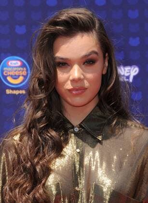 April 29, 2017 - Los Angeles, CA, United States - 29 April 2017 - Los Angeles, California - Hailee Steinfeld. 2017 Radio Disney Music Awards held at Microsoft Theater in Los Angeles. Photo Credit: AdMedia Los Angeles United States - ZUMAa123 20170429_zaa_a123_056 Copyright: xBirdiexThompsonx