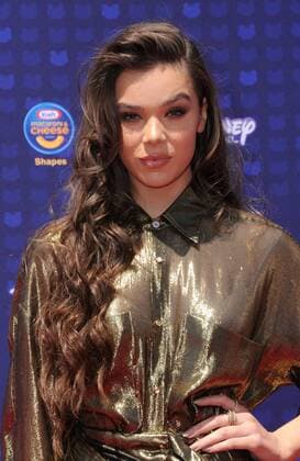April 29, 2017 - Los Angeles, CA, United States - 29 April 2017 - Los Angeles, California - Hailee Steinfeld. 2017 Radio Disney Music Awards held at Microsoft Theater in Los Angeles. Photo Credit: AdMedia Los Angeles United States - ZUMAa123 20170429_zaa_a123_058 Copyright: xBirdiexThompsonx