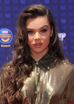 April 29, 2017 - Los Angeles, CA, United States - 29 April 2017 - Los Angeles, California - Hailee Steinfeld. 2017 Radio Disney Music Awards held at Microsoft Theater in Los Angeles. Photo Credit: AdMedia Los Angeles United States - ZUMAa123 20170429_zaa_a123_059 Copyright: xBirdiexThompsonx