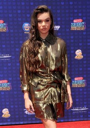 April 29, 2017 - Los Angeles, CA, United States - 29 April 2017 - Los Angeles, California - Hailee Steinfeld. 2017 Radio Disney Music Awards held at Microsoft Theater in Los Angeles. Photo Credit: AdMedia Los Angeles United States - ZUMAa123 20170429_zaa_a123_061 Copyright: xBirdiexThompsonx