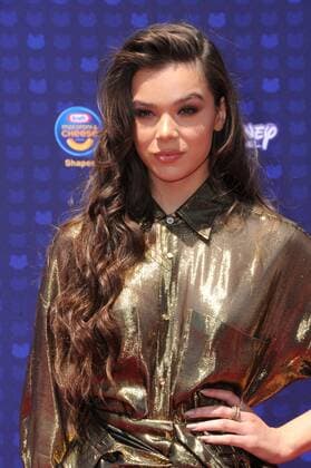 April 29, 2017 - Los Angeles, CA, United States - 29 April 2017 - Los Angeles, California - Hailee Steinfeld. 2017 Radio Disney Music Awards held at Microsoft Theater in Los Angeles. Photo Credit: AdMedia Los Angeles United States - ZUMAa123 20170429_zaa_a123_062 Copyright: xBirdiexThompsonx
