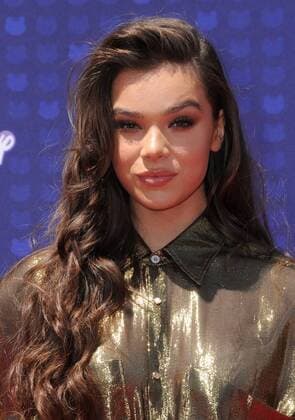 April 29, 2017 - Los Angeles, CA, United States - 29 April 2017 - Los Angeles, California - Hailee Steinfeld. 2017 Radio Disney Music Awards held at Microsoft Theater in Los Angeles. Photo Credit: AdMedia Los Angeles United States - ZUMAa123 20170429_zaa_a123_064 Copyright: xBirdiexThompsonx
