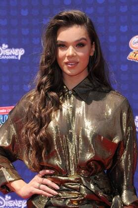 April 29, 2017 - Los Angeles, CA, United States - 29 April 2017 - Los Angeles, California - Hailee Steinfeld. 2017 Radio Disney Music Awards held at Microsoft Theater in Los Angeles. Photo Credit: AdMedia Los Angeles United States - ZUMAa123 20170429_zaa_a123_067 Copyright: xBirdiexThompsonx