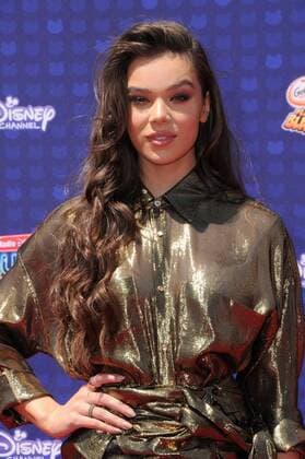 April 29, 2017 - Los Angeles, CA, United States - 29 April 2017 - Los Angeles, California - Hailee Steinfeld. 2017 Radio Disney Music Awards held at Microsoft Theater in Los Angeles. Photo Credit: AdMedia Los Angeles United States - ZUMAa123 20170429_zaa_a123_068 Copyright: xBirdiexThompsonx