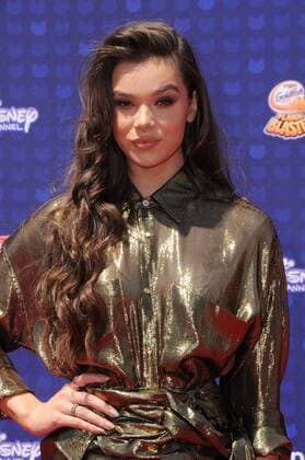 April 29, 2017 - Los Angeles, CA, United States - 29 April 2017 - Los Angeles, California - Hailee Steinfeld. 2017 Radio Disney Music Awards held at Microsoft Theater in Los Angeles. Photo Credit: AdMedia Los Angeles United States - ZUMAa123 20170429_zaa_a123_069 Copyright: xBirdiexThompsonx