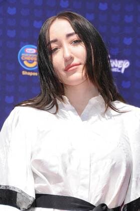 April 29, 2017 - Los Angeles, CA, United States - 29 April 2017 - Los Angeles, California - Noah Cyrus. 2017 Radio Disney Music Awards held at Microsoft Theater in Los Angeles. Photo Credit: AdMedia Los Angeles United States - ZUMAa123 20170429_zaa_a123_181 Copyright: xBirdiexThompsonx
