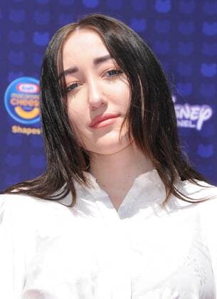 April 29, 2017 - Los Angeles, CA, United States - 29 April 2017 - Los Angeles, California - Noah Cyrus. 2017 Radio Disney Music Awards held at Microsoft Theater in Los Angeles. Photo Credit: AdMedia Los Angeles United States - ZUMAa123 20170429_zaa_a123_184 Copyright: xBirdiexThompsonx