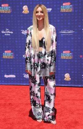 April 29, 2017 - Los Angeles, CA, United States - 29 April 2017 - Los Angeles, California - Julia Michaels. 2017 Radio Disney Music Awards held at Microsoft Theater in Los Angeles. Photo Credit: AdMedia Los Angeles United States - ZUMAa123 20170429_zaa_a123_290 Copyright: xBirdiexThompsonx