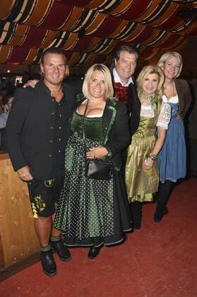 Adi Hengstberger mit Gattin Daniela, Michael und Marianne Hartl und Tina Krätz bei der Siegesfeier vom Hippopdrom Charity Golfturnier by Adi Hengstberger im Hippodrom auf dem Münchner Frühlingsfest. München, 29.04.2017 Foto:xP.xSchönbergerx xFuturexImage