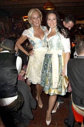 Astrid Söll und Doris Melchner bei der Siegesfeier vom Hippopdrom Charity Golfturnier by Adi Hengstberger im Hippodrom auf dem Münchner Frühlingsfest. München, 29.04.2017 Foto:xP.xSchönbergerx xFuturexImage